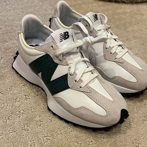New Balance 327 Sneakers | Women's | 7.5 | Green | BRAND NEW